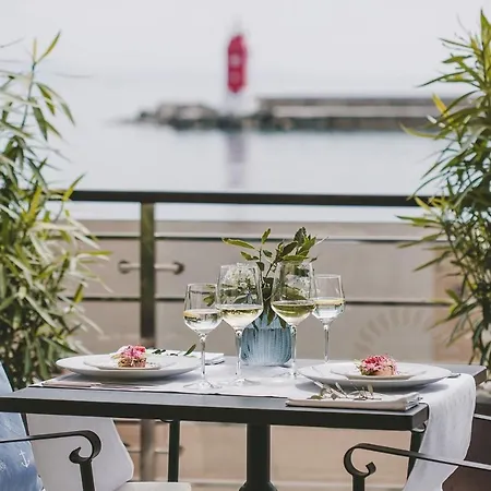 Marina Hotel